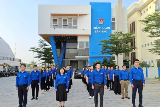 Tuổi trẻ Cần Thơ trang trọng tổ chức lễ chào cờ chào mừng Đại hội Đại biểu Toàn quốc lần thứ XIV của Đảng
